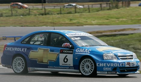 Chevrolet gjorde rent bord i søndagens svenske afdeling af WTCC. Robert Huff vandt dagens første løb.